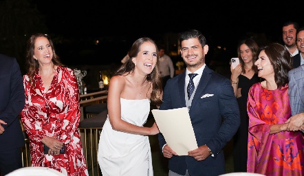  Montse Anaya y Oscar Cabrera, recibiendo su acta de matrimonio.