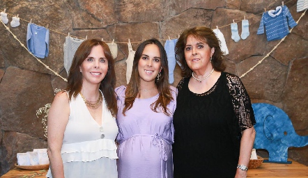  Clau con su mamá Claudia Castro y su abuela María Eugenia Martínez.