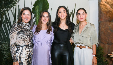  July Valle, Clau Antunes, Isa Villanueva y Mariana Rodríguez.