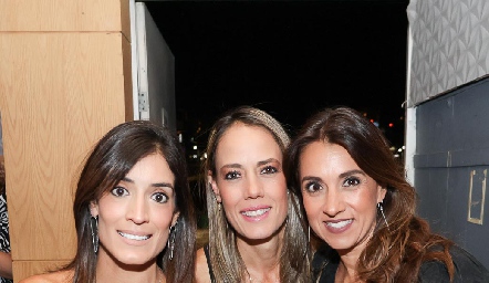  Fernanda Torres, Carla Ortiz y Vanessa Galarza.