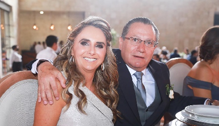  Gabriela Gouyonnet y Salvador Foyo, papás de la novia.