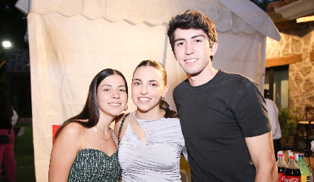  Adriana Guevara, María Paula González y Andrés.