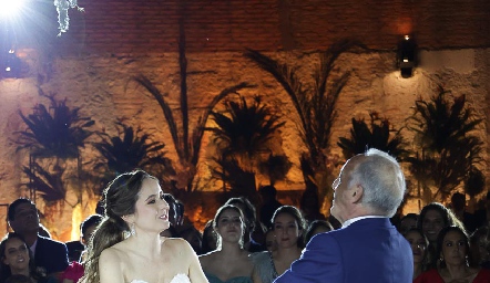  Ana Gaby bailando con su papá Federico Díaz Infante.