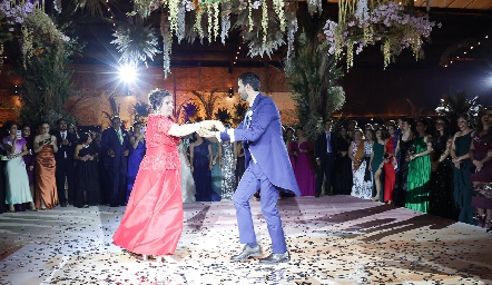  José Ramón bailando con su mamá Marcela Grande.