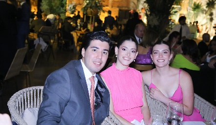 Daniel de Luna, Karina García y Fátima García.