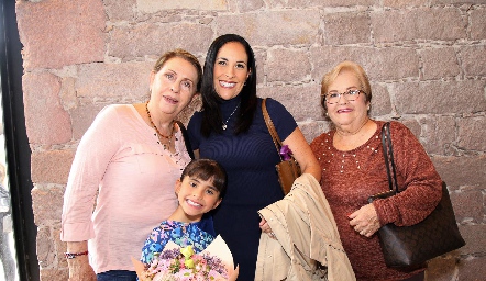  María del Carmen, Vanessa Rodríguez, Fernanda y Graciela de Alba.
