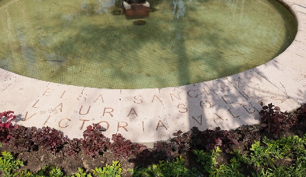  Nombres grabados en la fuente del Jardín Colibrí.