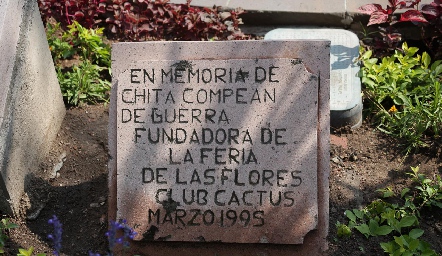  Nombres grabados en la fuente del Jardín Colibrí.