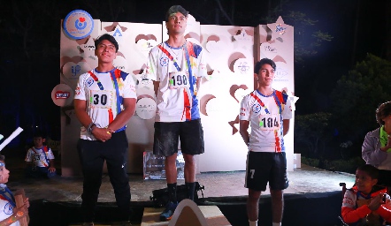  Juan Diego Correa, Donovan Castro y Eam Mendoza López, ganadores del 1er, 2do y 3er lugar carrera de 6 km.