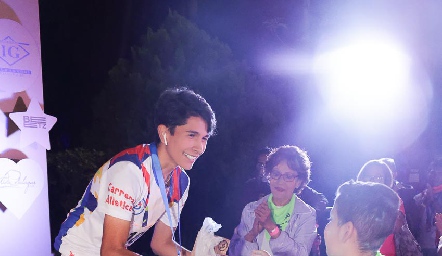  Eam Mendoza Lopez. 3er lugar carrera de 6 km, recibiendo su premio.
