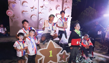  Juan Diego Correa, Donovan Castro y Eam Mendoza López, ganadores del 1er, 2do y 3er lugar carrera de 6 km, acompañados de los niños de la fundación Juan Pablo.
