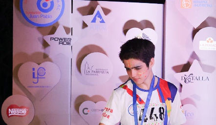  Jesús Alejandro Martínez, 2do lugar carrera 3 km, recibiendo su trofeo.