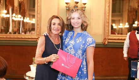  Recibiendo su premio.