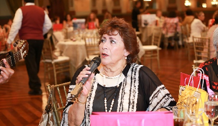  Cantando con gran sentimiento.
