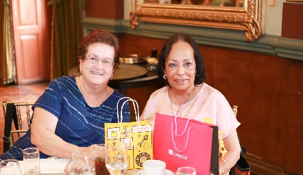 Amalia Matienzo y Carmen Fernández.
