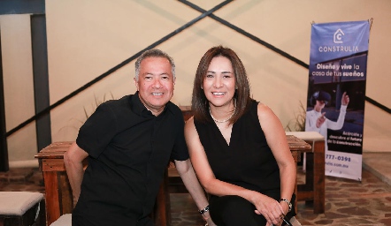  Pedro Hidalgo y Sarahi Cruz.