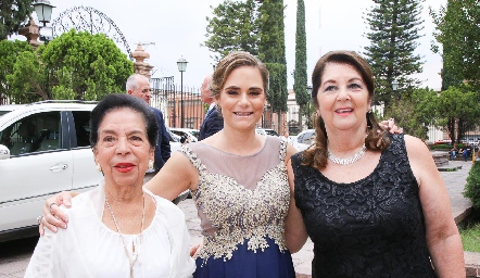  Graciela González, Verónica González y Rosario González de Robles.