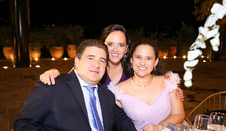  José Antonio Delgado, Consuelo Delgado y Carolina Delgado.