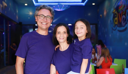  Francisco Javier Gutiérrez y Ana Fernanda Tovar con su hija Ana Begoña.