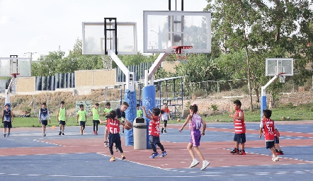  Partido de basquetbol, Andes y Salesiano .