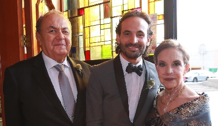  Efraín con sus papás Gustavo Barrera y Clara Luz Portales.