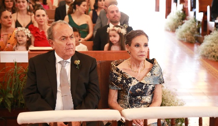  Gustavo Barrera y Clara Luz Portales, papás del novio.