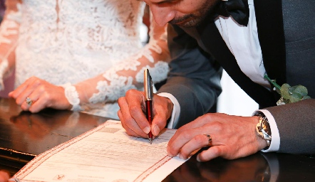  Efraín firmando el acta de matrimonio.