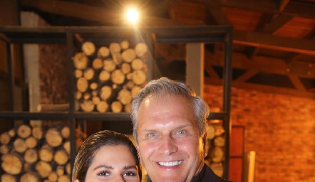  Valeria con su papá Humberto Siller.