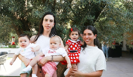  Mariana Tobías y Cristina Lorca con sus hijos Gastón, Marina y Carola.