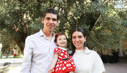  Cristina Lorca y Rafael Tobías con su hija Carola.