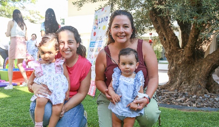  Ana Isa Torres y Susana Lozano con sus hija Inés y Alena.