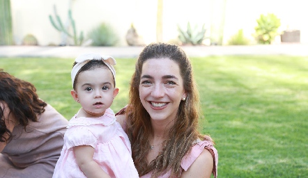  Mónica Garza  con su hija Lucila de Luna.