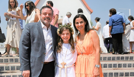  Sofía con sus papás Héctor Morales y Yolanda Pérez.