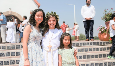  Sofía con sus hermanas Paula y Alejandra.