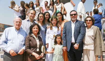  Sofía con su familia.