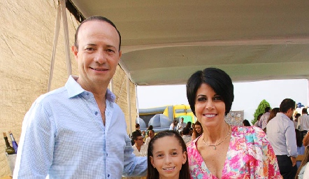 Carlos Casillas, Isabela Casillas y Zayra Ríos.
