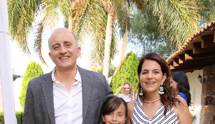  Mauricio Sarquis y Gaby Suárez con su hija Gaby.