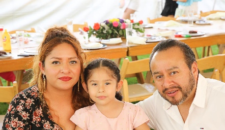  Anel Ivonne, Ariadne Sofía y Oscar Vázquez.