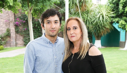  Emilio Ramírez con su mamá Jimena Ocejo.