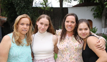  Mariana y Pili Torres Ocejo con sus hijas Sofía y Marijó.