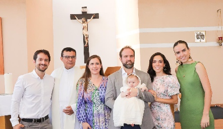  Eugenia Aranda con sus papás, padrinos y el padre Chava.