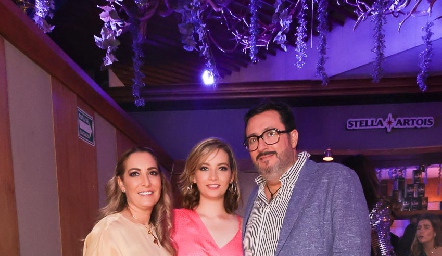 Maribel De Antuñano y Germán González con su hija Inés.