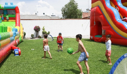  Jugando futbol.