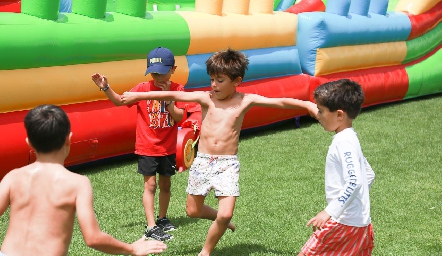  Jugando futbol.