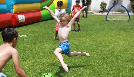  Jugando futbol.
