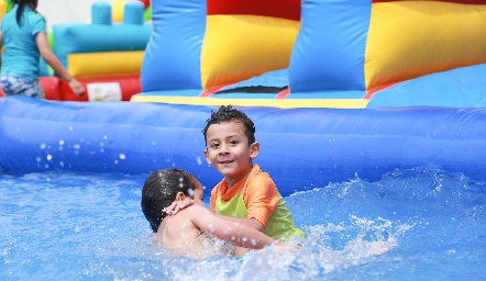  Divirtiéndose en el agua.