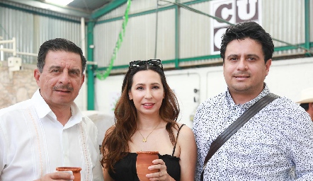  Luis Ávila, Natalia Schillaci y Alberto Ávila.