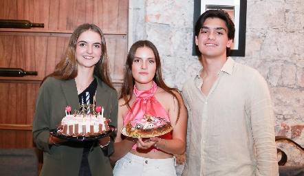  Los cumpleañeros, Camila Bárcena, Lorenza Humara y Mario Macías.