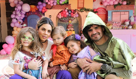  María José Palomar y Félix González con sus hijos Xaviera, José Tomás y Macarena.