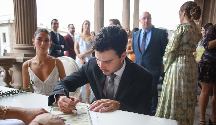  Claudio firmando el acta de matrimonio.